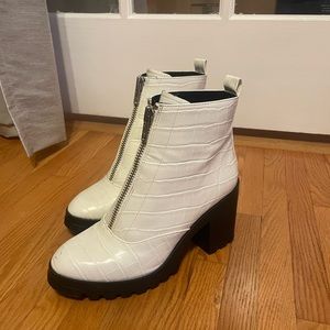 White snake skin boots - small scuffs